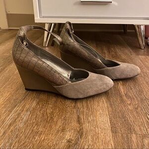 Bandolino Gray Suede Wedges